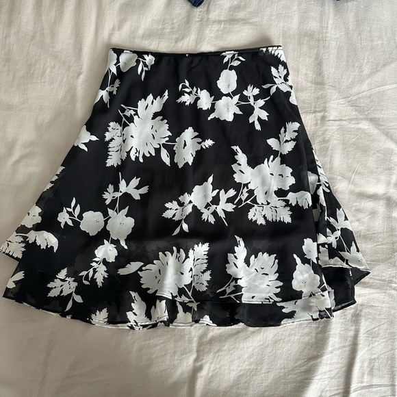 Ricki’s Black and White Floral Skirt - Size 4 - Picture 2 of 5